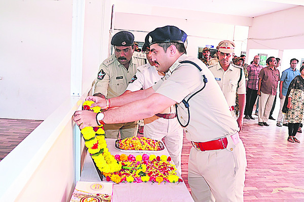 మానవాళికి మార్గనిర్దేశకుడు వాల్మీకి1