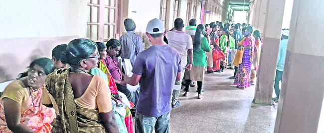 పండుగ ముగిసింది.. ఆస్పత్రి కిక్కిరిసింది 2