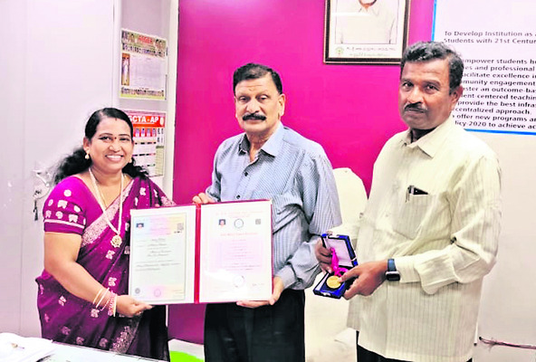 ఓపెన్ యూనివర్సిటీ విద్యార్థికి గోల్డ్ మెడల్1