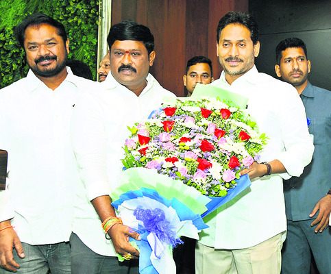అధినేతతో జిల్లా నాయకులు 2