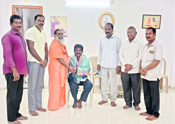 సేవలతోనే ప్రజల్లో గుర్తింపు1