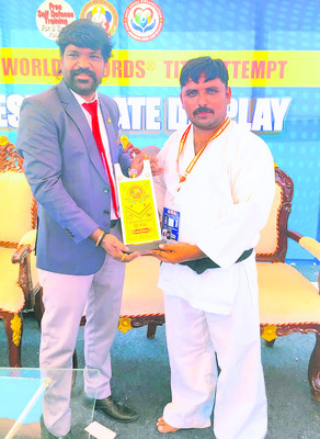 కరాటేలో వరల్డ్ రికార్డు సాధించిన రామకృష్ణానాయక్1