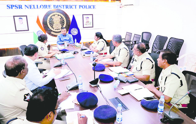 మాజీ ఉపరాష్ట్రపతితో  కలెక్టర్‌ మర్యాద పూర్వక భేటీ 
2