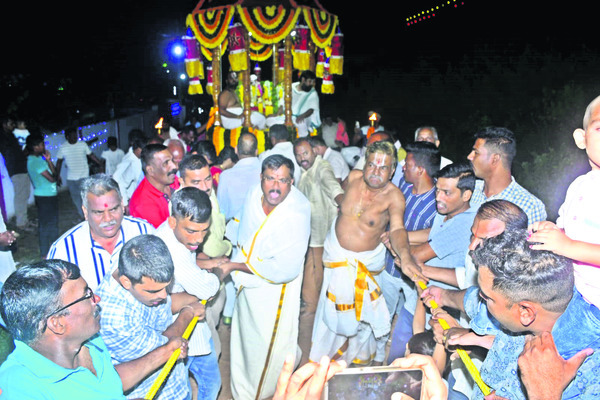 కనుల పండువగా శ్రీవారి రథోత్సవం1