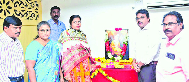 వాల్మీకి జీవితం ఆదర్శనీయం
1
