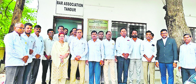 విధులు బహిష్కరించి నిరసన1