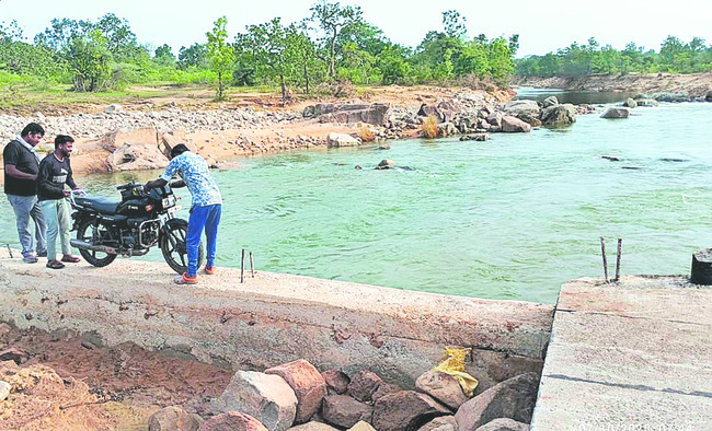రోడ్డు దాటే ఆరాటం.. ప్రాణాలతో చెలగాటం 1