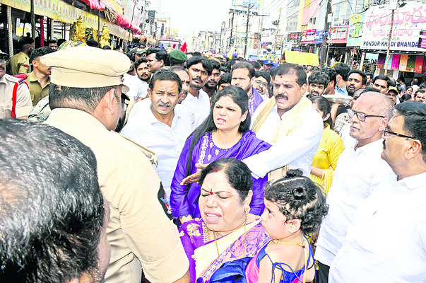 అతిథులకు ఏర్పాట్లలో ప్రభుత్వం వైఫల్యం 1