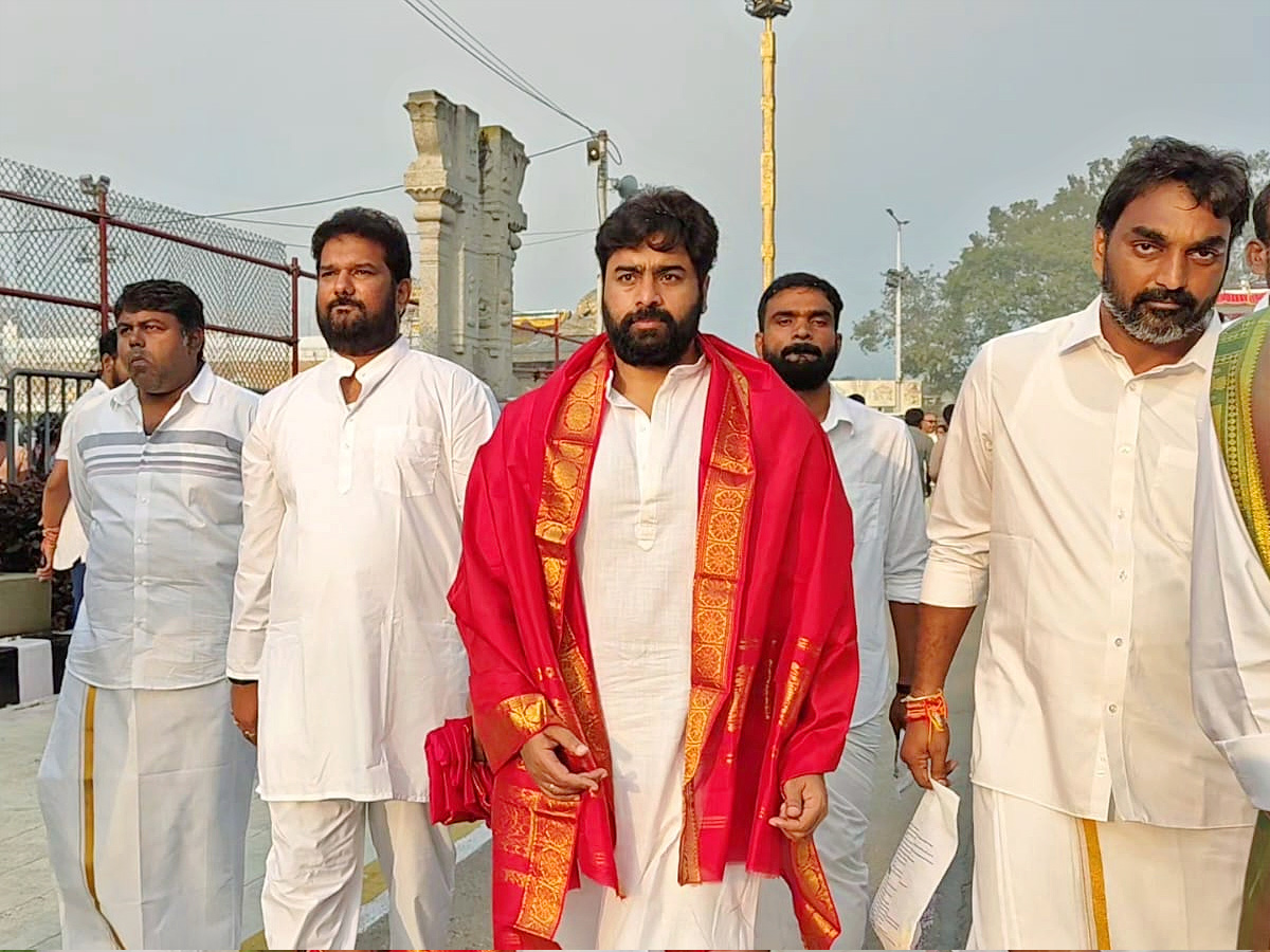 తిరుమల శ్రీవారి సేవలో టాలీవుడ్ స్టార్స్ (ఫొటోలు) | Actor Rohit, Kona ...