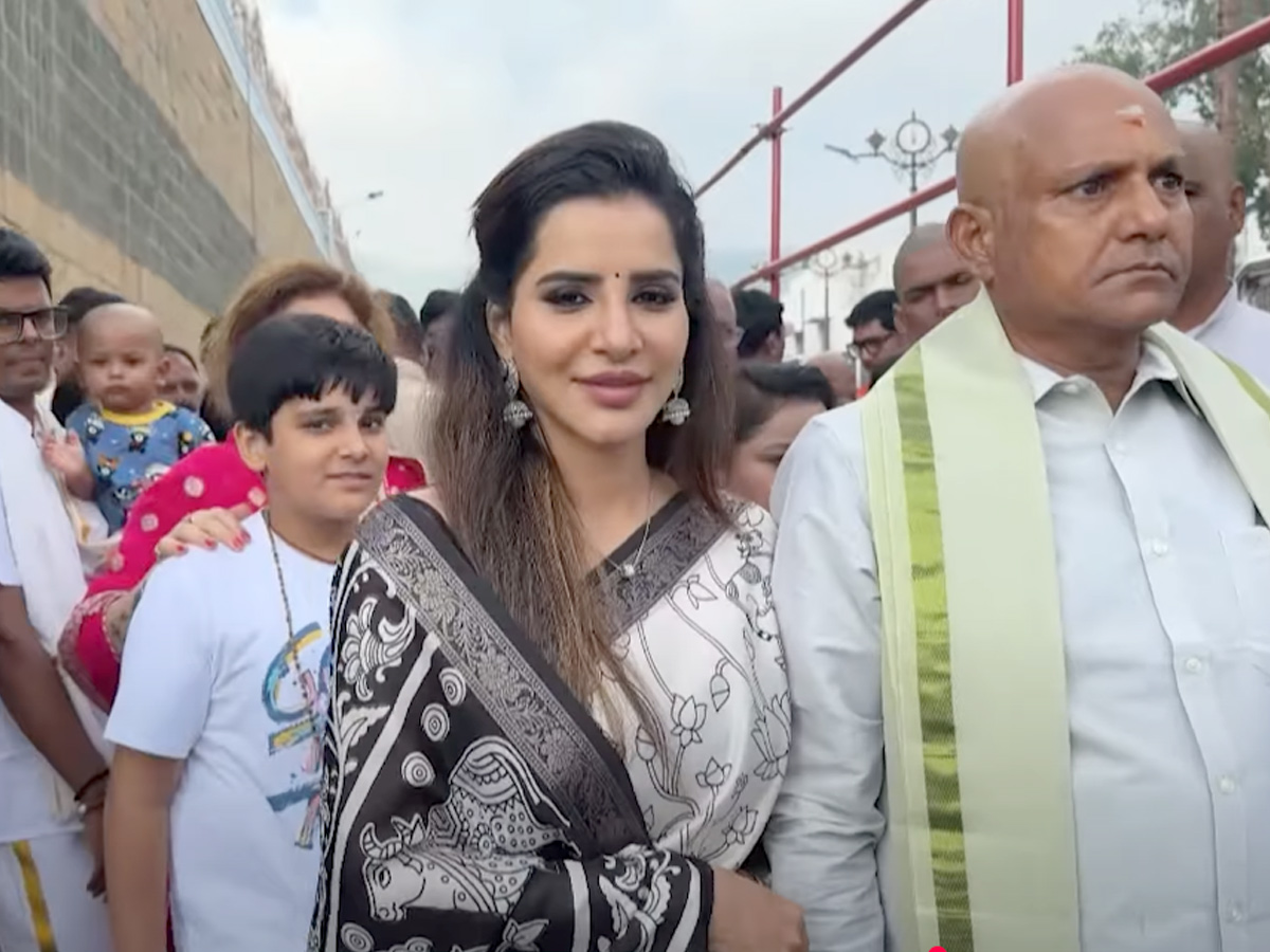 తిరుమల శ్రీవారి సేవలో టాలీవుడ్ స్టార్స్ (ఫొటోలు) | Actor Rohit, Kona ...