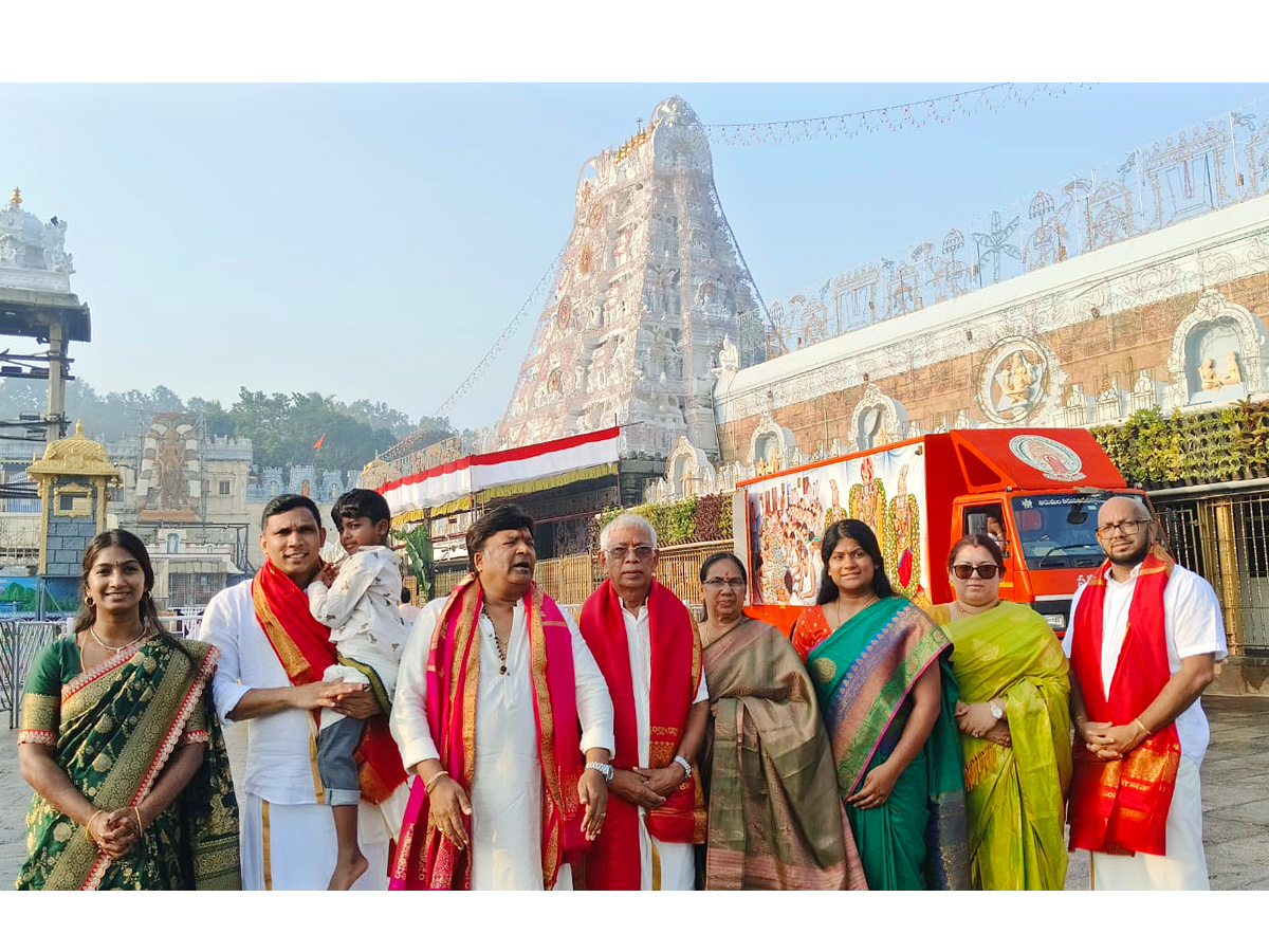 తిరుమల శ్రీవారి సేవలో టాలీవుడ్ స్టార్స్ (ఫొటోలు) | Actor Rohit, Kona ...