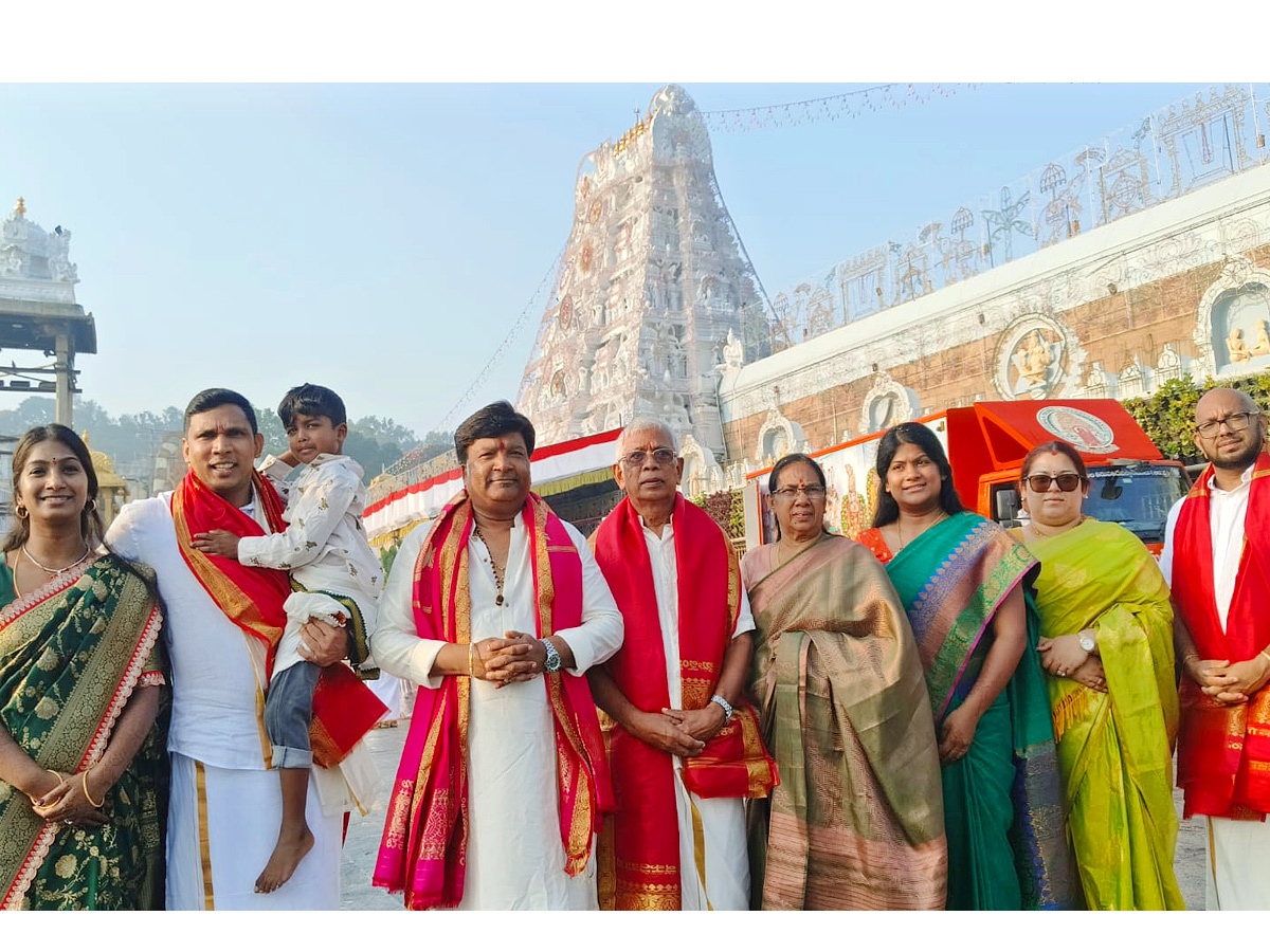 తిరుమల శ్రీవారి సేవలో టాలీవుడ్ స్టార్స్ (ఫొటోలు) | Actor Rohit, Kona ...