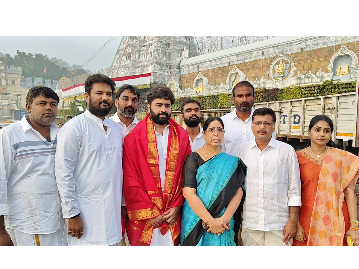 తిరుమల శ్రీవారి సేవలో టాలీవుడ్ స్టార్స్ (ఫొటోలు) | Actor Rohit, Kona ...