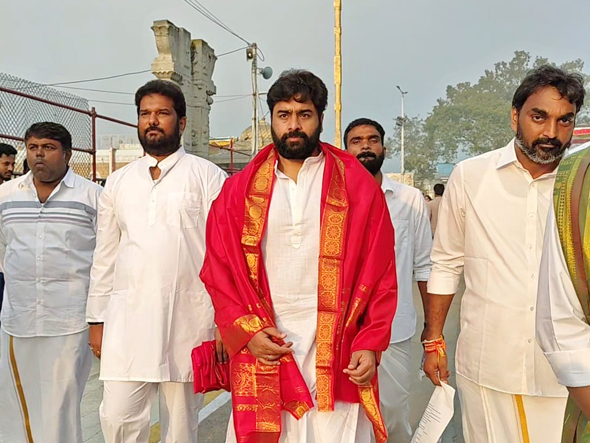 తిరుమల శ్రీవారి సేవలో టాలీవుడ్ స్టార్స్ (ఫొటోలు) | Actor Rohit, Kona ...