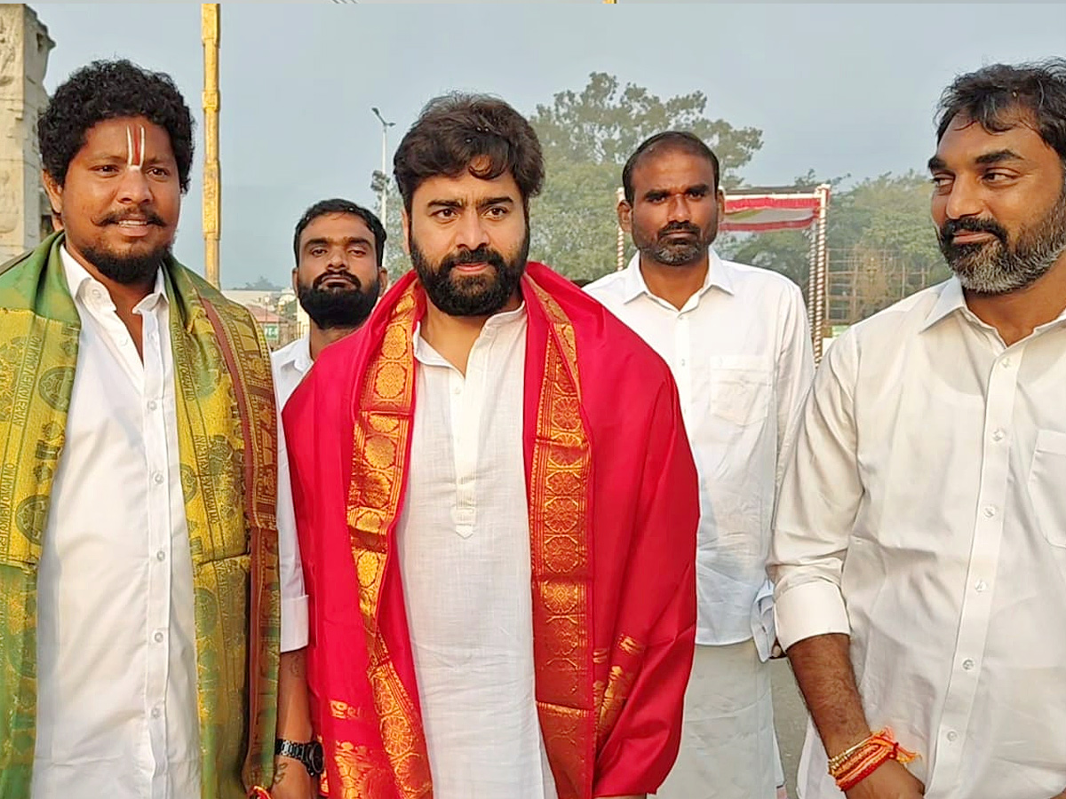 తిరుమల శ్రీవారి సేవలో టాలీవుడ్ స్టార్స్ (ఫొటోలు) | Actor Rohit, Kona ...