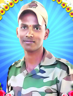 సైనిక లాంఛనాలతో జవాన్‌ అంత్యక్రియలు1