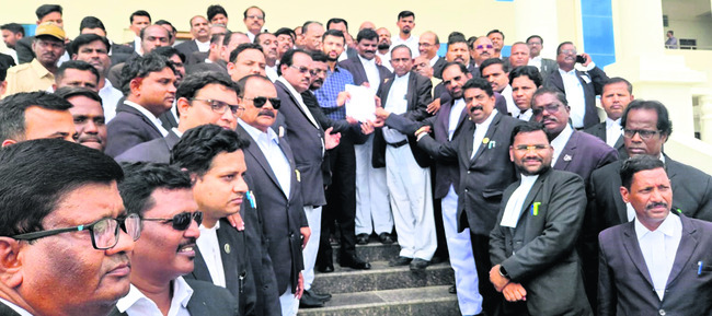 సుప్రీంకోర్టు జడ్జిపై దాడి తగదు 1