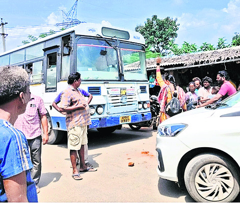 ఆర్టీసీ బస్సు డ్రైవర్ తీరుపై మహిళ ఆగ్రహం 1