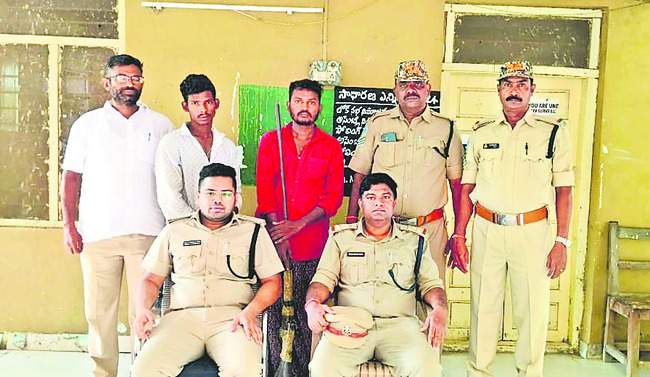 ఇద్దరు వేటగాళ్లు అరెస్టు 1