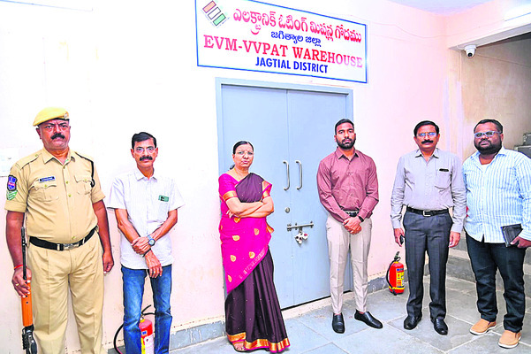 ఈవీఎం గోదాముల పరిశీలన
2