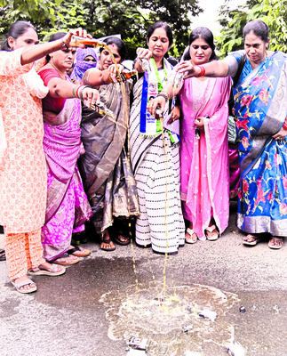 కల్తీ మద్యంతో ప్రజల్ని చంపేస్తారా?1