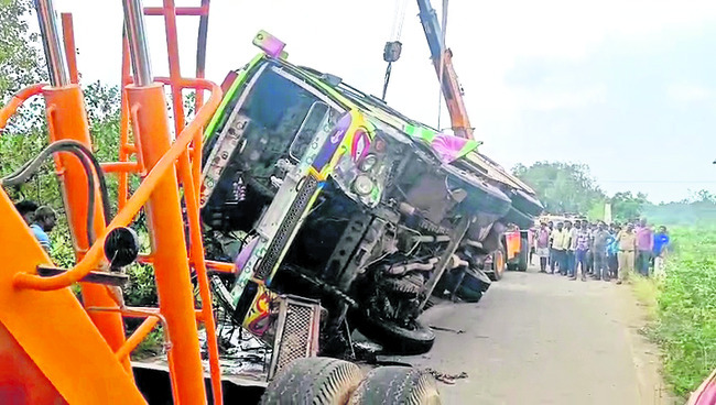 కాలువలోకి పెళ్లి బస్సు పల్టీ 1