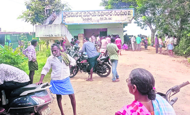 రైతులకు యూరియా కష్టాలు1
