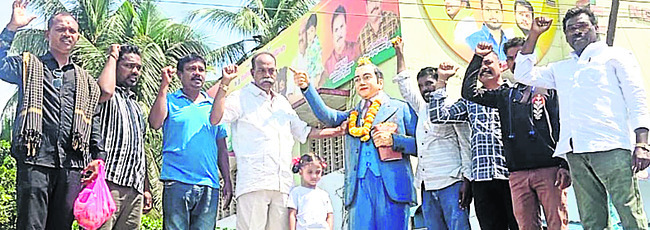 జస్టిస్ గవాయ్పై దాడిని ఖండిస్తూ న్యాయవాదులు నిరసన 1