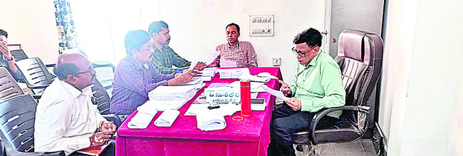 స్థానిక సందడి షురూ1