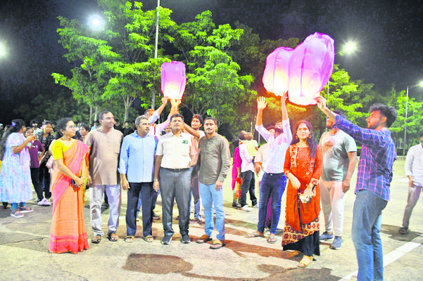 ఎట్టకేలకు కల్వర్టుపై గుంతల పూడ్చివేత
1