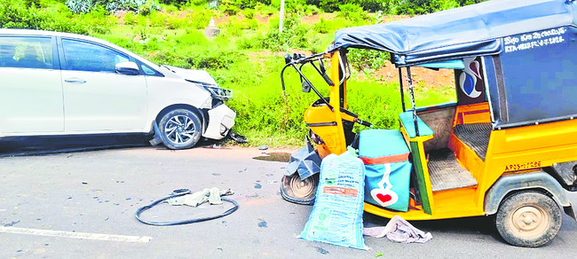 ఆగి ఉన్న కూలీల ఆటోను ఢీకొన్న కారు 2