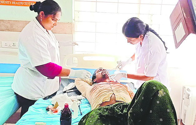 ఆగి ఉన్న కూలీల ఆటోను ఢీకొన్న కారు 1