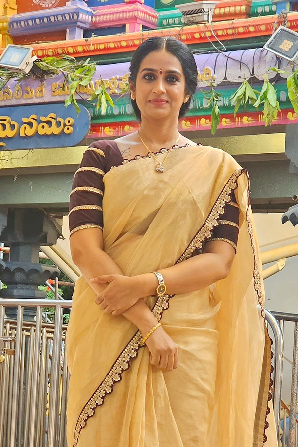 Actress Laya Visit Vijayawada Indrakeeladri Temple Photos2