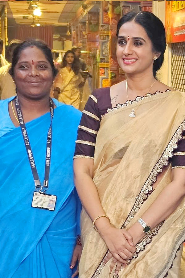 Actress Laya Visit Vijayawada Indrakeeladri Temple Photos11