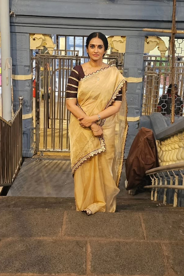 Actress Laya Visit Vijayawada Indrakeeladri Temple Photos12