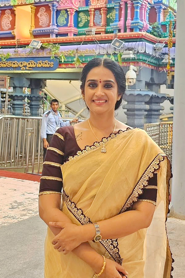 Actress Laya Visit Vijayawada Indrakeeladri Temple Photos3