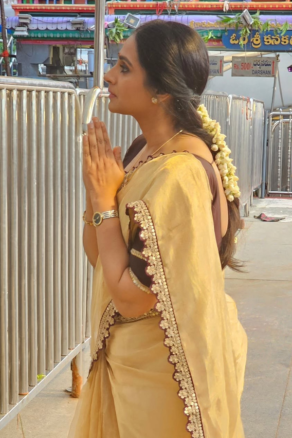 Actress Laya Visit Vijayawada Indrakeeladri Temple Photos5