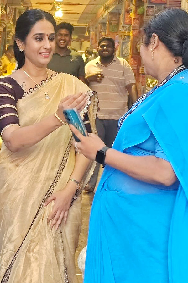 Actress Laya Visit Vijayawada Indrakeeladri Temple Photos9