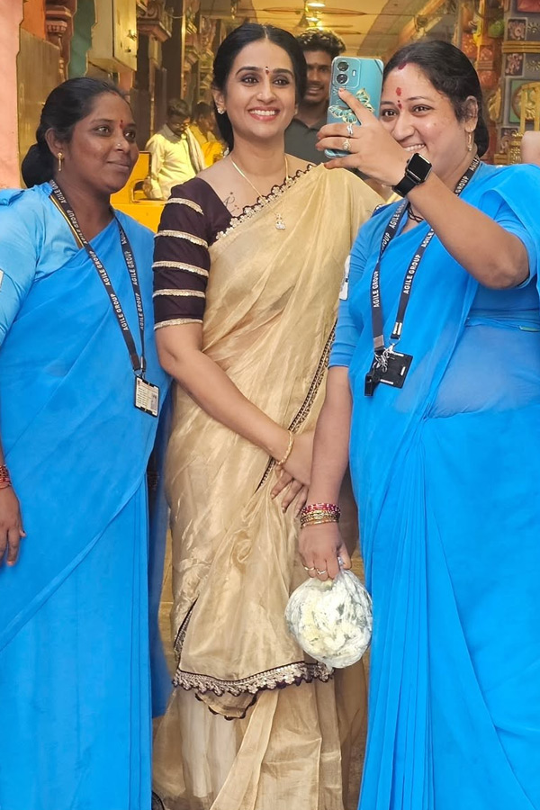 Actress Laya Visit Vijayawada Indrakeeladri Temple Photos10