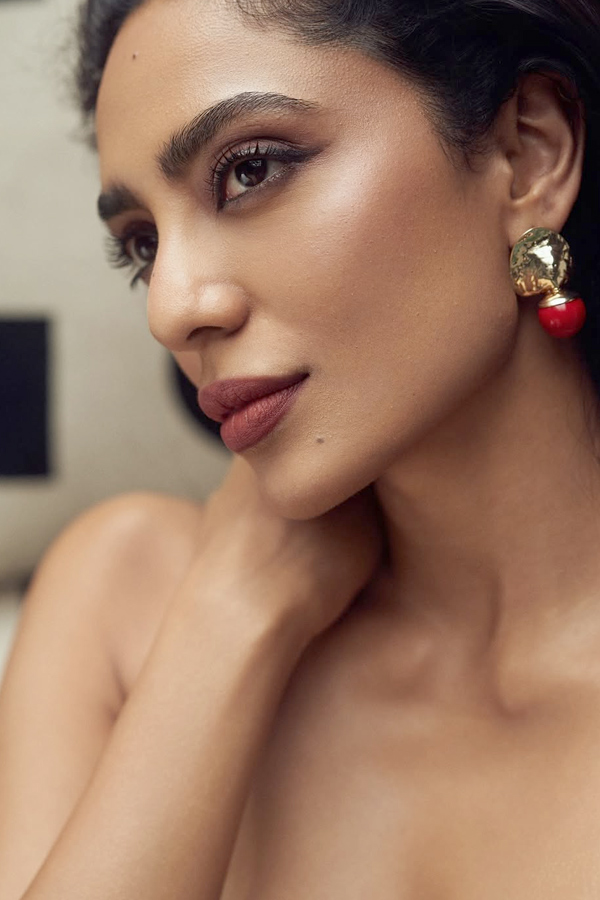 Akkineni Nagarjuna daughter in law Sobhita Dhulipala glamour In a Black Dress Photos3