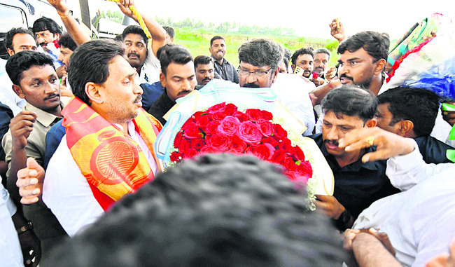 అధినేతకు ఘన స్వాగతం 1