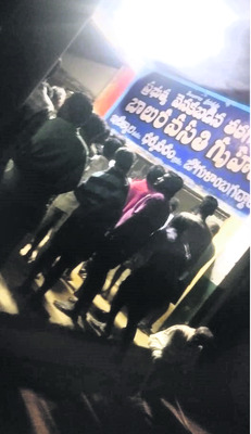 విద్యార్థులకు అస్వస్థత.. జిల్లా ఆస్పత్రిలో చికిత్స 7