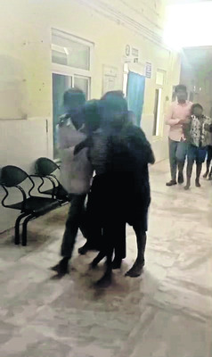 విద్యార్థులకు అస్వస్థత.. జిల్లా ఆస్పత్రిలో చికిత్స 6