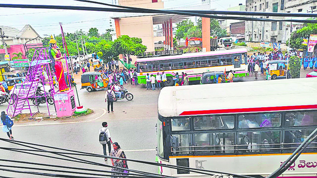 అడ్డగోలుగా పనులు.. అంతా తప్పిదాలు1
