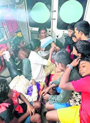 విద్యార్థులకు అస్వస్థత.. జిల్లా ఆస్పత్రిలో చికిత్స 3