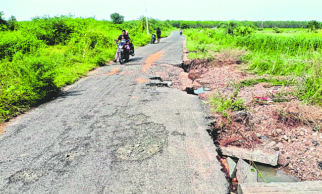 మోంఽథా తుపానుతో రోడ్లు ధ్వంసం   1