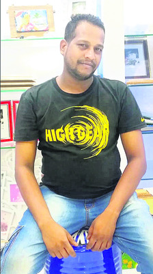 ఎకై ్సజ్ స్టేషన్ ఎదుట యువకుడి ఆత్మహత్యాత్నం 8