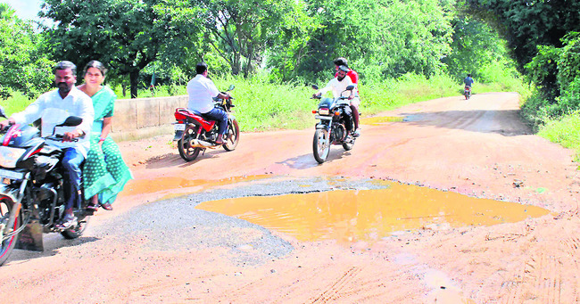 రోడ్లు ఛిద్రం..ప్రయాణం నరకం1