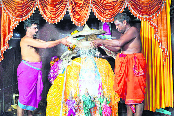 పెద్దమ్మతల్లికి పంచామృతాభిషేకం2