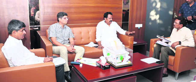 లబ్ధిదారులకు చెక్కుల పంపిణీ 1